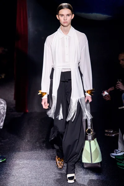 Look 18